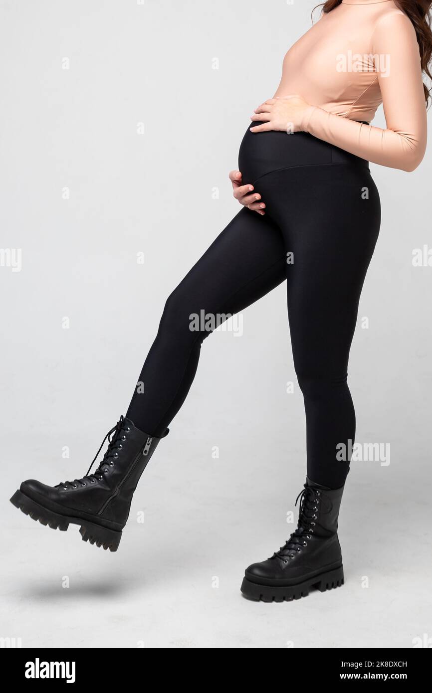 Ropa para mujeres embarazadas, pantalones negros con cintura alta aislados  sobre fondo blanco, embarazo concept.leggings para mujeres embarazadas,  mallas negras.Special Fotografía de stock - Alamy