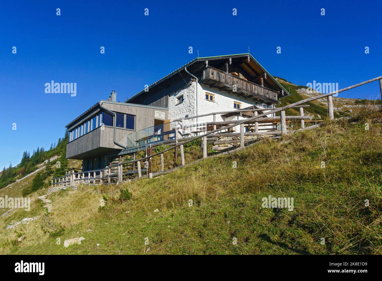 Toelzer Huette am Schafreuter, cabaña del club alpino de la sección de Toelz con nueva extensión, Salettl, Hinterriss, Alpenpark Karwendel, Tirol, Austria Foto de stock