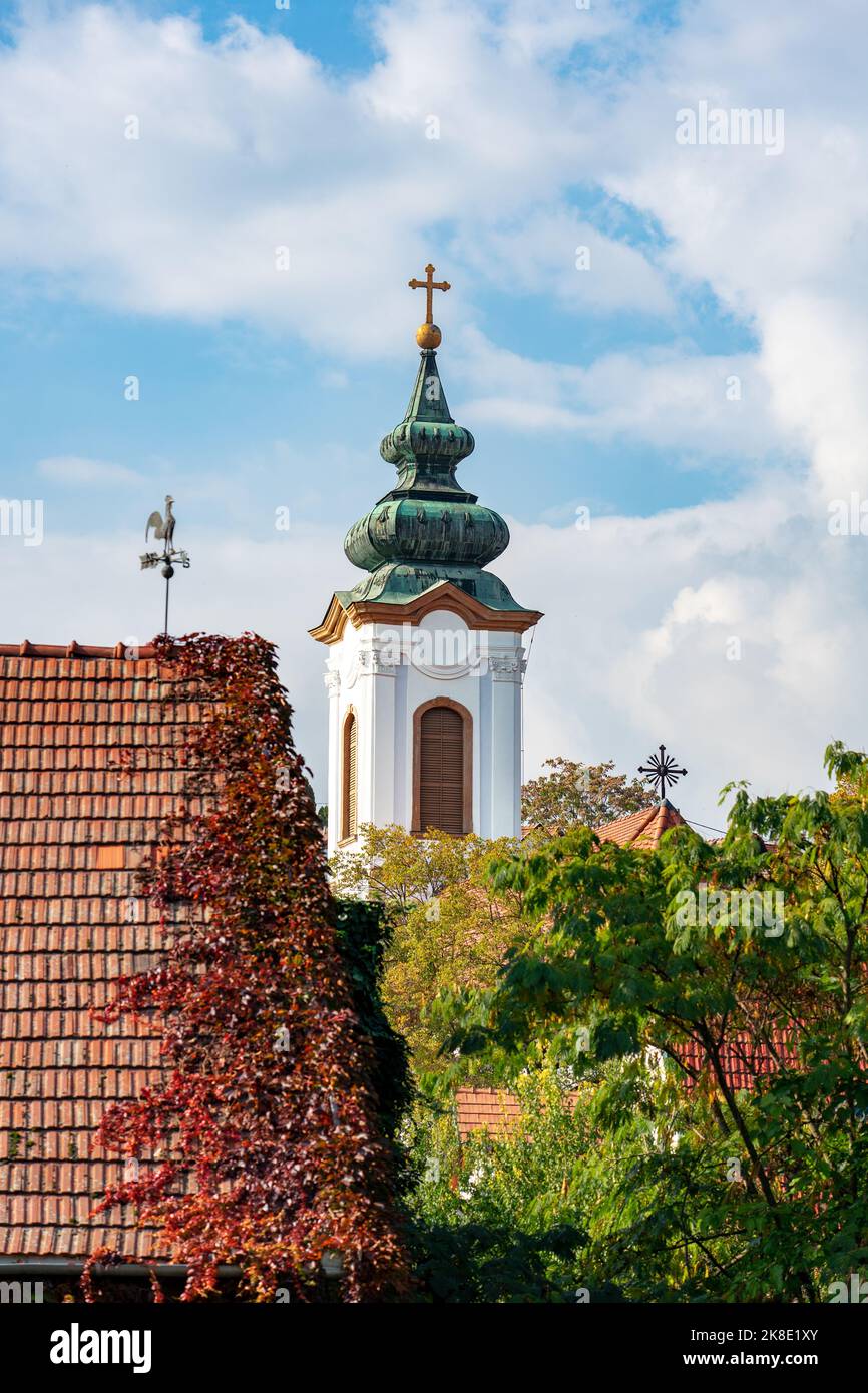 Hermoso colorido paisaje urbano detalle de Szentendre otoño naturaleza con la torre de la iglesia Foto de stock