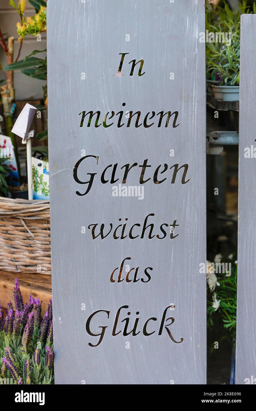 Signo de metal, escritura en meinem Garten waechst das Glueck, decoración para el jardín, floristería en la calle comercial, gama de productos, floristería, ulm Foto de stock