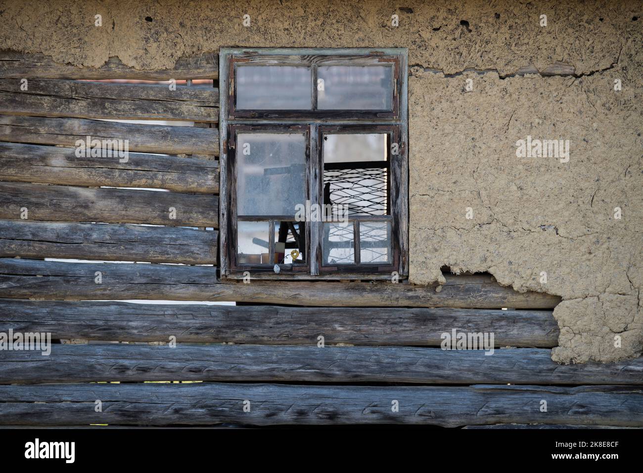 Croacia, 20,2022 de octubre : Fachada de barro y paja en la antigua casa de madera. Foto de stock