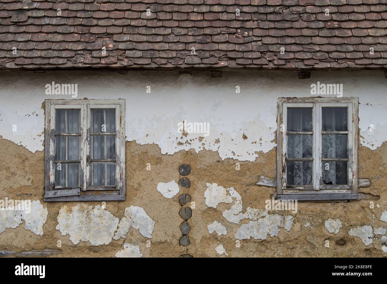Croacia, 20,2022 de octubre : Fachada de barro y paja en la antigua casa de madera. Foto de stock