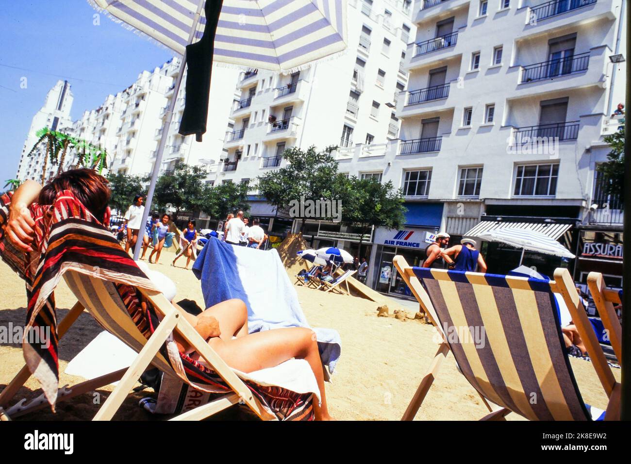 Una playa de arena en Gratte-ciel, instalación urbana, Villeurbanne, Ródano, Francia, 1995 Foto de stock