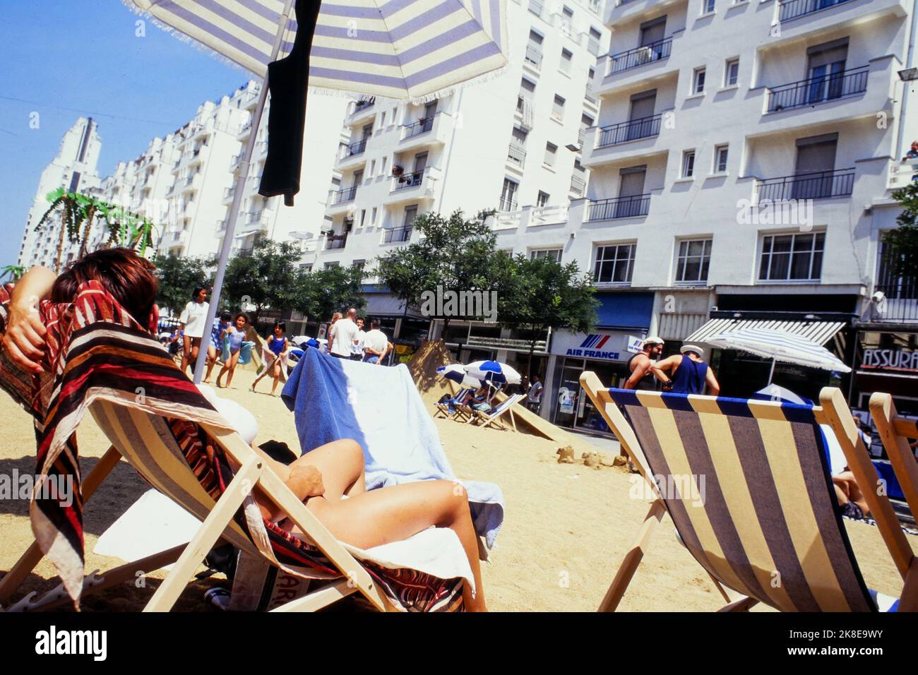 Una playa de arena en Gratte-ciel, instalación urbana, Villeurbanne, Ródano, Francia, 1995 Foto de stock