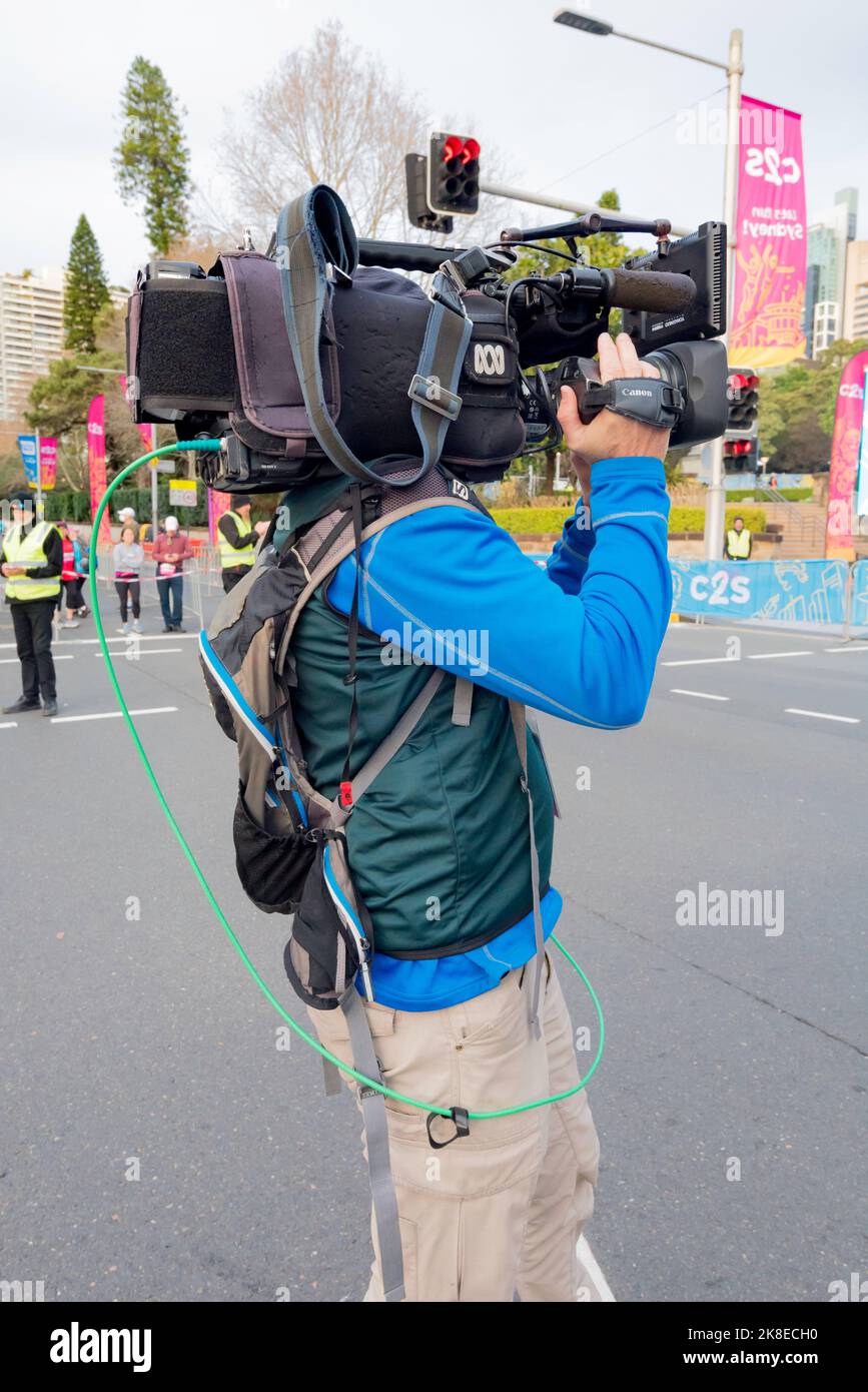 Un camarógrafo de televisión de ABC Sydney Australia filmando al comienzo de la ciudad de surf (City2Surf) en Sydney, Nueva Gales del Sur, Australia en agosto de 2022 Foto de stock