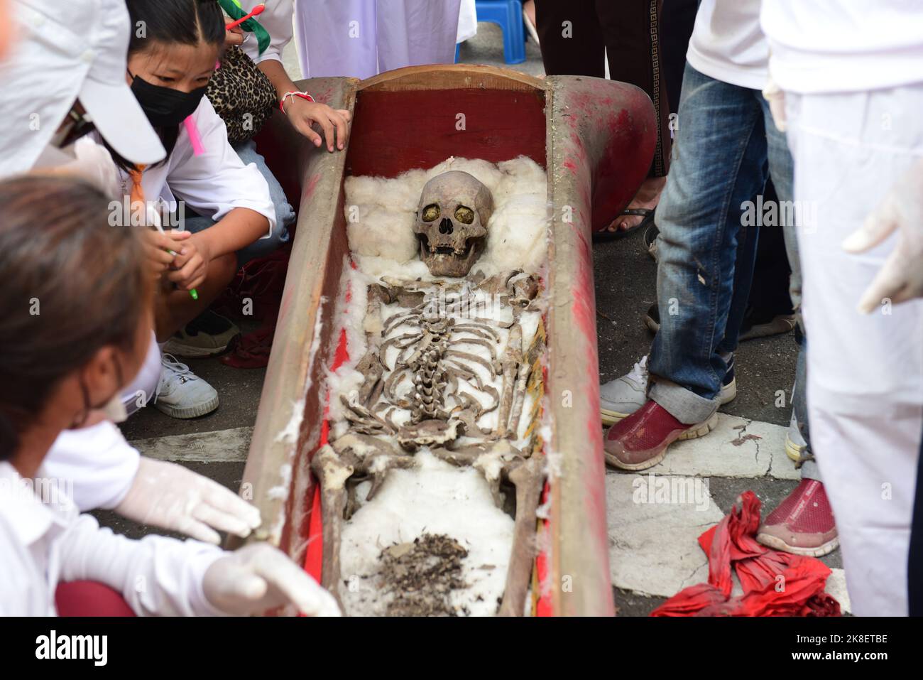Bangkok, Tailandia. 22nd de Oct de 2022. Voluntarios, participaron en la  tradición de exhumar los cuerpos de los fallecidos, levantándose sin  reclamar de la tumba para limpiar esqueletos humanos y recogerlos y