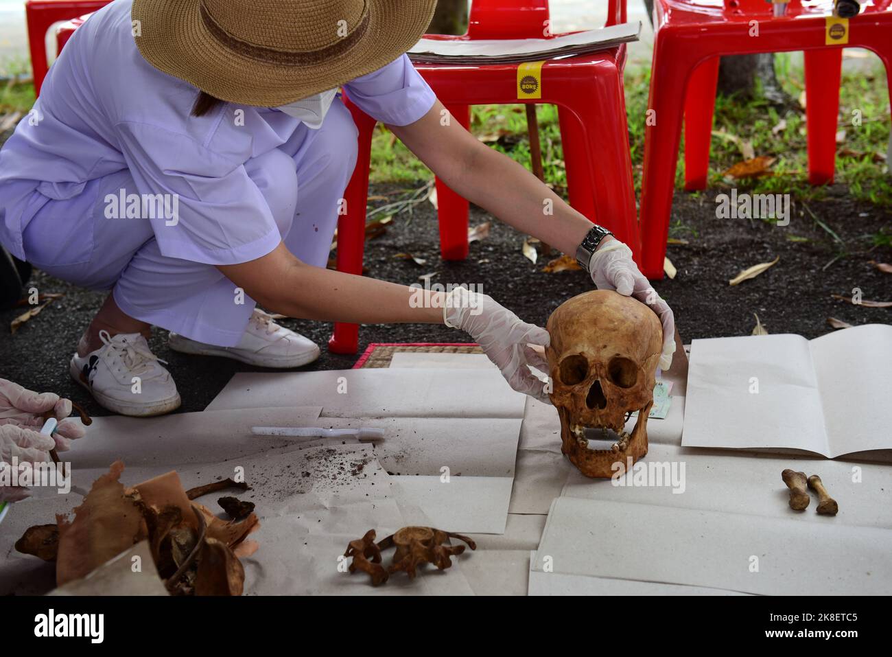 Bangkok, Tailandia. 22nd de Oct de 2022. Voluntarios, participaron en la  tradición de exhumar los cuerpos de los fallecidos, levantándose sin  reclamar de la tumba para limpiar esqueletos humanos y recogerlos y