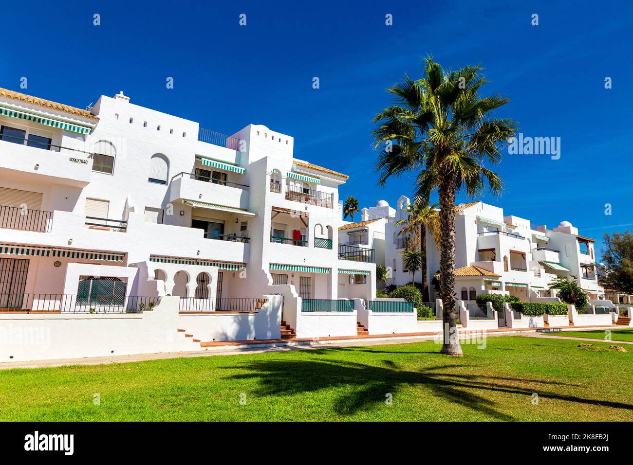 Casas encaladas de estilo morisco a lo largo de Playa de la Barrosa, Costa de la Luz, España Foto de stock
