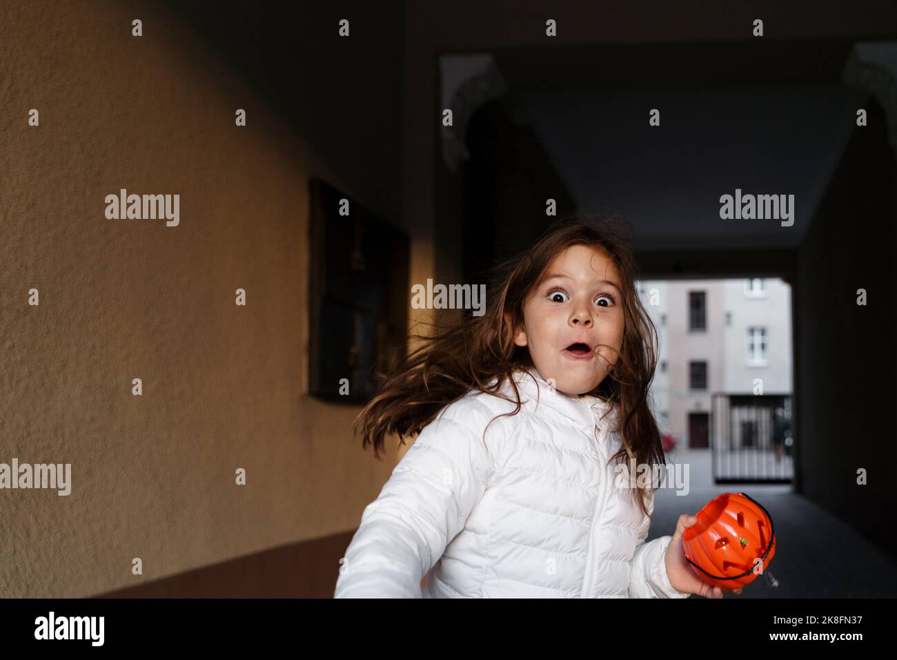 Chica asustada con una canasta de calabaza en Halloween Foto de stock
