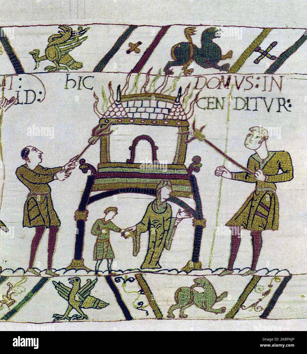 Una escena del tapiz de Bayeux que representa a los normandos quemando una casa. Foto de stock
