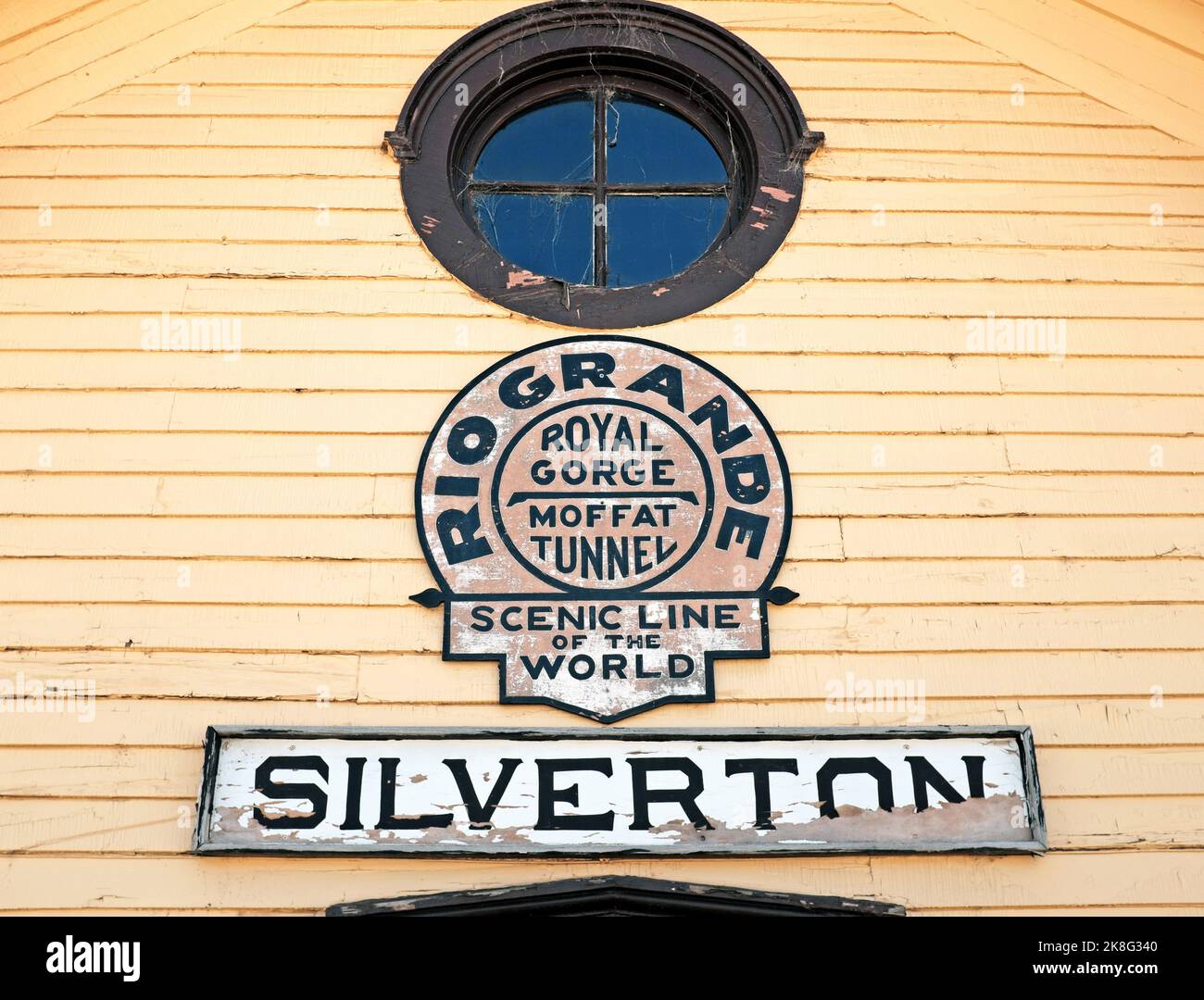El exterior del antiguo depósito histórico de trenes de Silverton en Cement y East 10th Street es ahora el D&SNG Museum en Silverton, Colorado, EE.UU.. Foto de stock