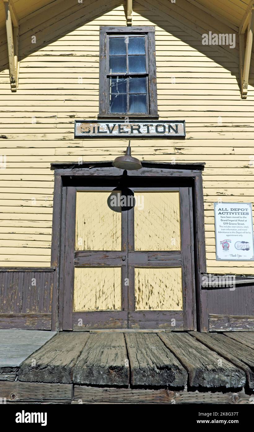 El exterior del antiguo depósito histórico de trenes de Silverton en Cement y East 10th Street es ahora el D&SNG Museum en Silverton, Colorado, EE.UU.. Foto de stock