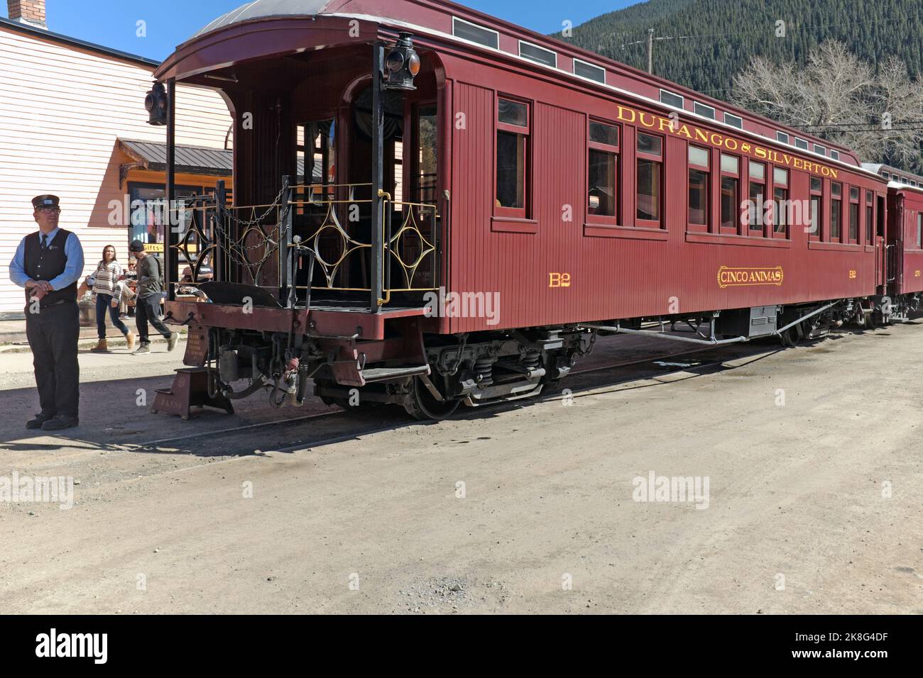 El Cinco Animas, con su plataforma de observación al aire libre, es parte del tren Durango & Silverton listo para cargar en la histórica Silverton, Colorado, Estados Unidos. Foto de stock