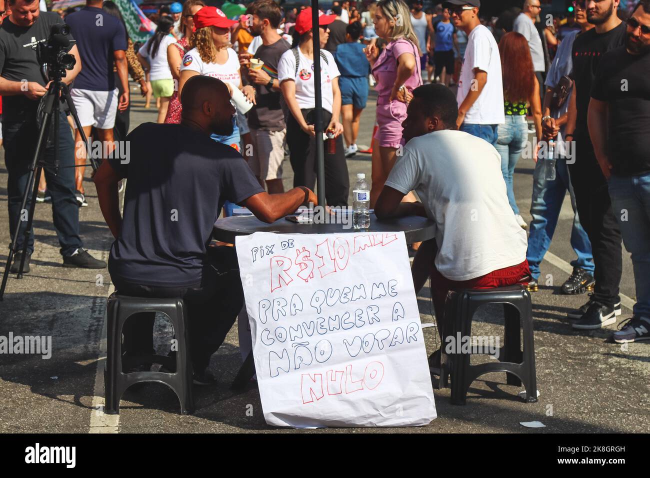 São PAULO, SP - 23.10.2022: MOVIMENTAÇÃO DE ELEITORES NA PAULISTA - Un votante desafía a los transeúntes en la Avenida Paulista en São Paulo este domingo por la tarde (23) para convencerlo de no anular el voto en la segunda vuelta de las elecciones presidenciales de 2022. (Foto: Yuri Murakami/Fotoarena) Foto de stock