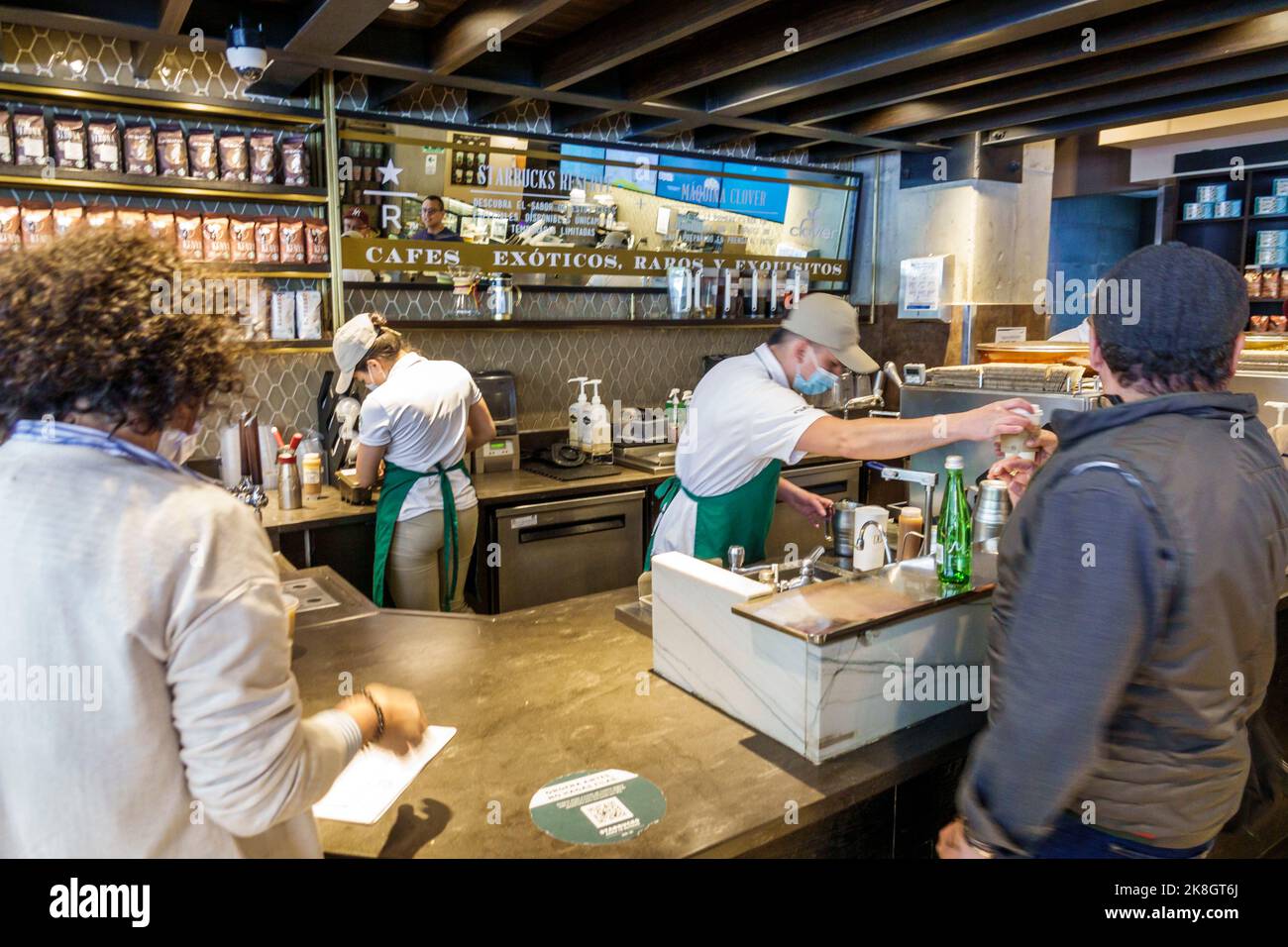 Bogotá Colombia, El Chico Carrera 13 Starbucks Coffee Parque 93 interior, barista baristas contador clientes, restaurante restaurantes cenar Foto de stock