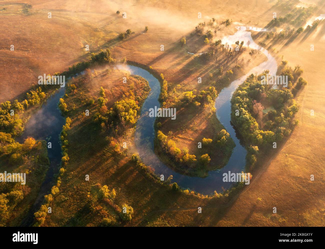 Vista aérea del hermoso río curvado en niebla en otoño Foto de stock