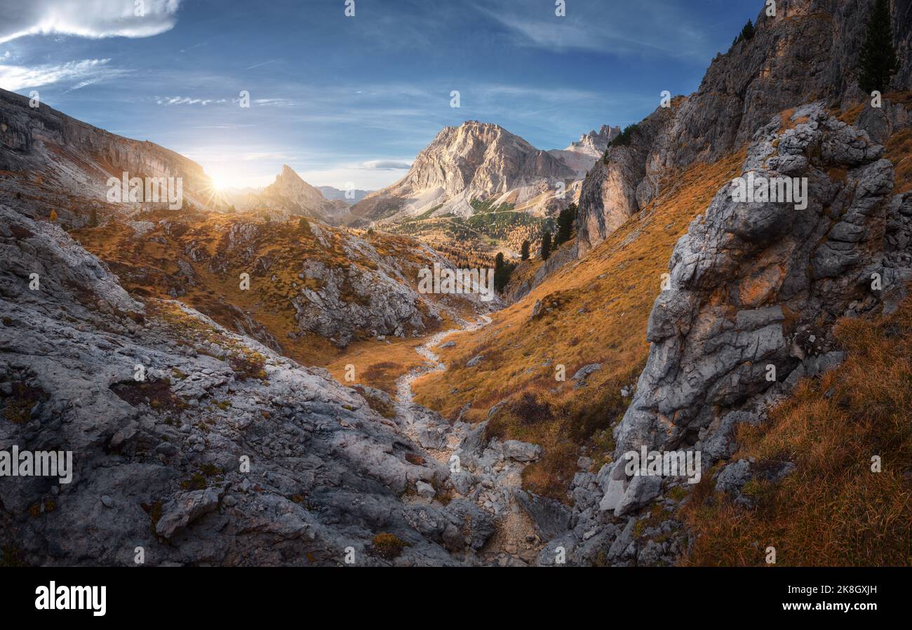Hermoso sendero de montaña, rocas y piedras, naranjos al atardecer Foto de stock