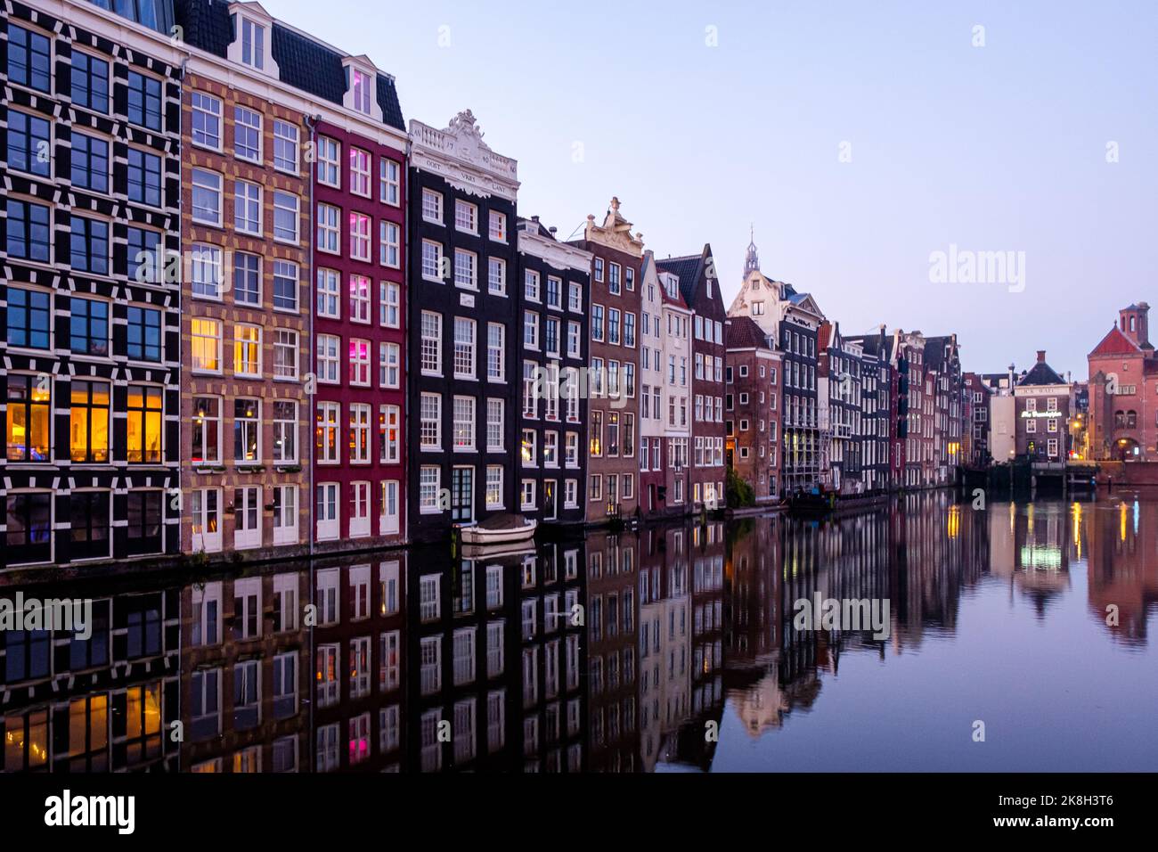 Horizonte de Ámsterdam: Una vista del canal con un reflejo de la fila de coloridas casas al fondo Foto de stock