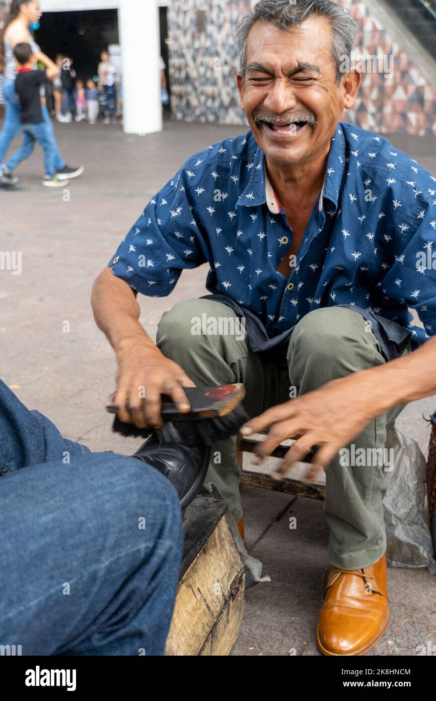 hombre latino mayor, de piel oscura, zapatos de limpieza y brillantes,  feliz con su profesión méxico Fotografía de stock - Alamy