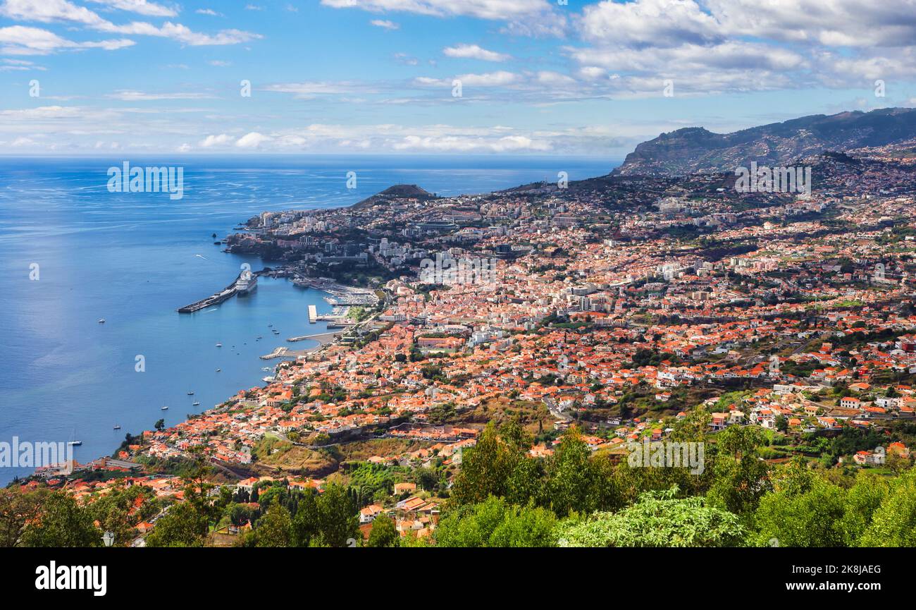 Ciudad de Funchal de día en Madeira, Portugal Foto de stock