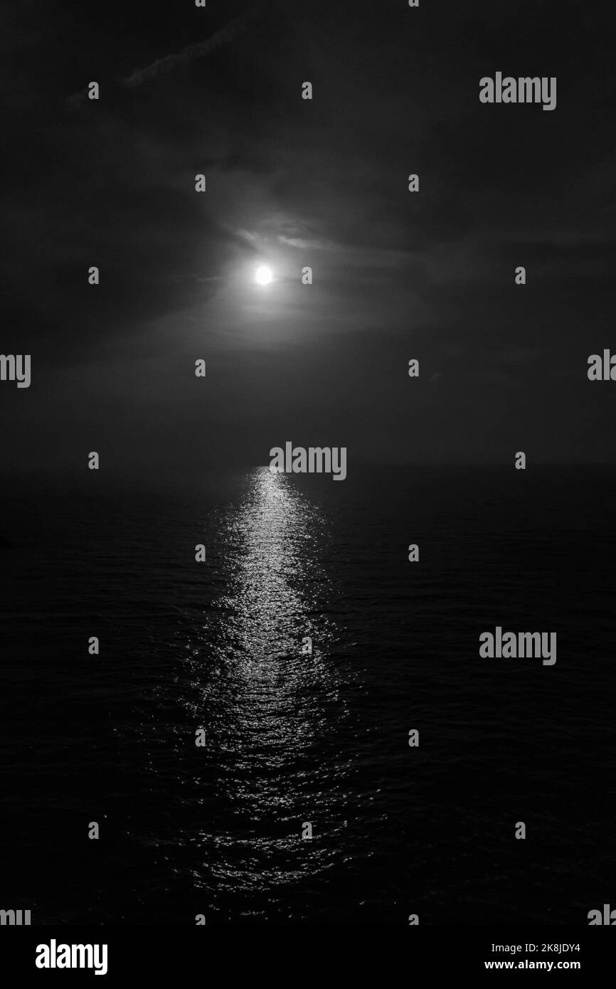 El mar de Liguria por la noche con un rayo de luna a través de su superficie, Portofino Norte de Italia. Septiembre 2022 Foto de stock