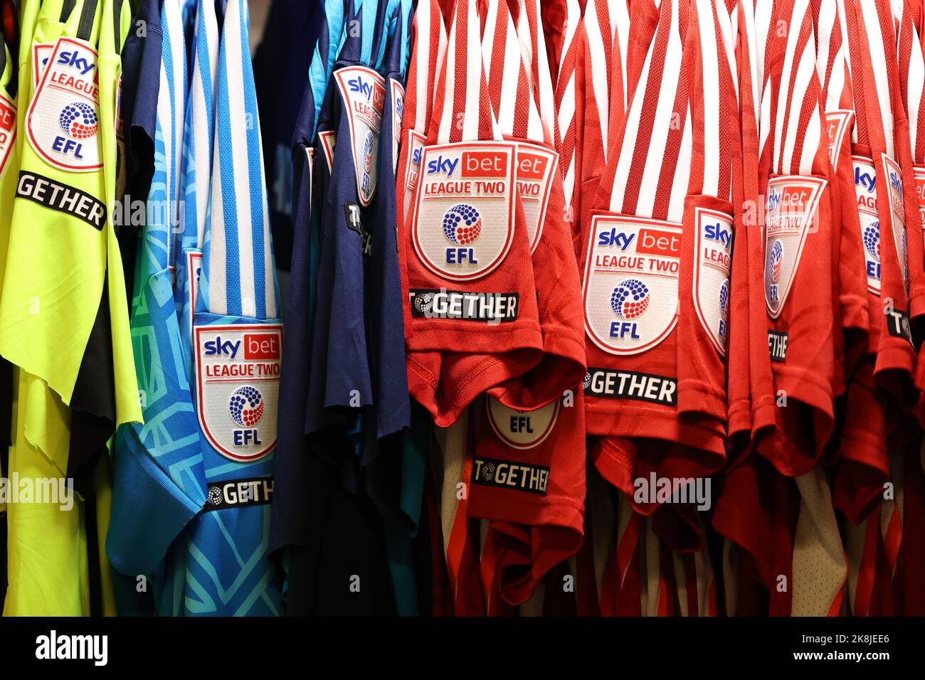 Camisetas Adidas de Crawley Town vistas en la sala de kits del Broadfield Stadium en Crawley. 22 de octubre de 2022 Foto de stock