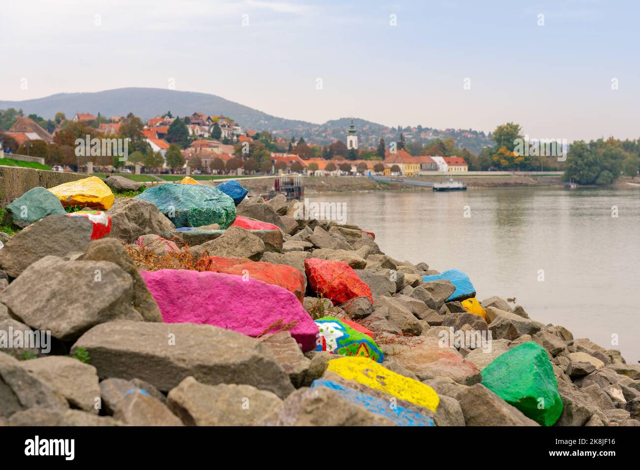 Lado colorido del río en Szentendre con rocas vibrantes de colores junto al río Danubio Foto de stock