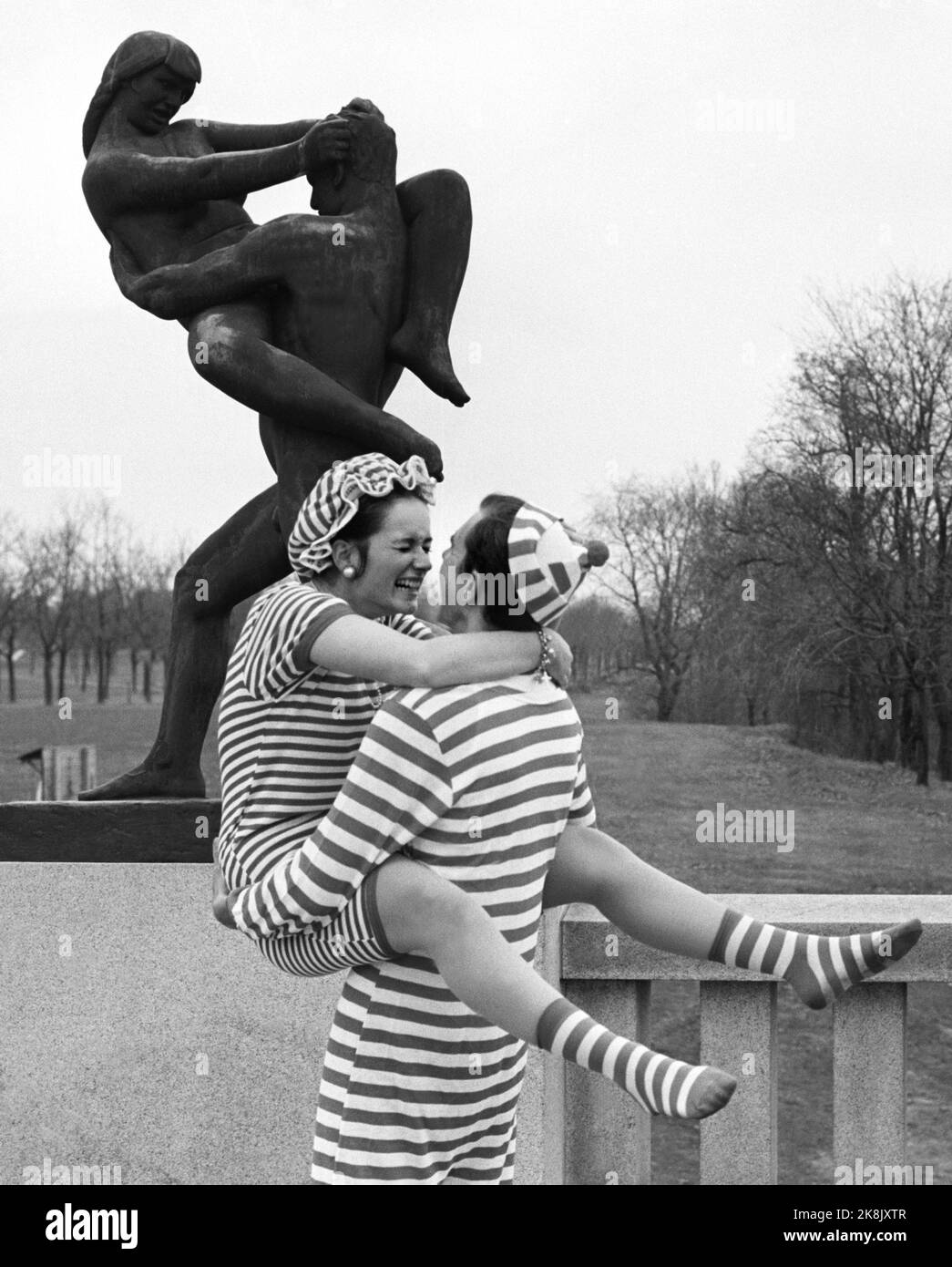 Oslo 19690510: Mujer joven y hombre usando un traje de baño de estilo retro.  Esta moda de traje de baño es de alrededor de la década de 1920s, pero  estalló de nuevo