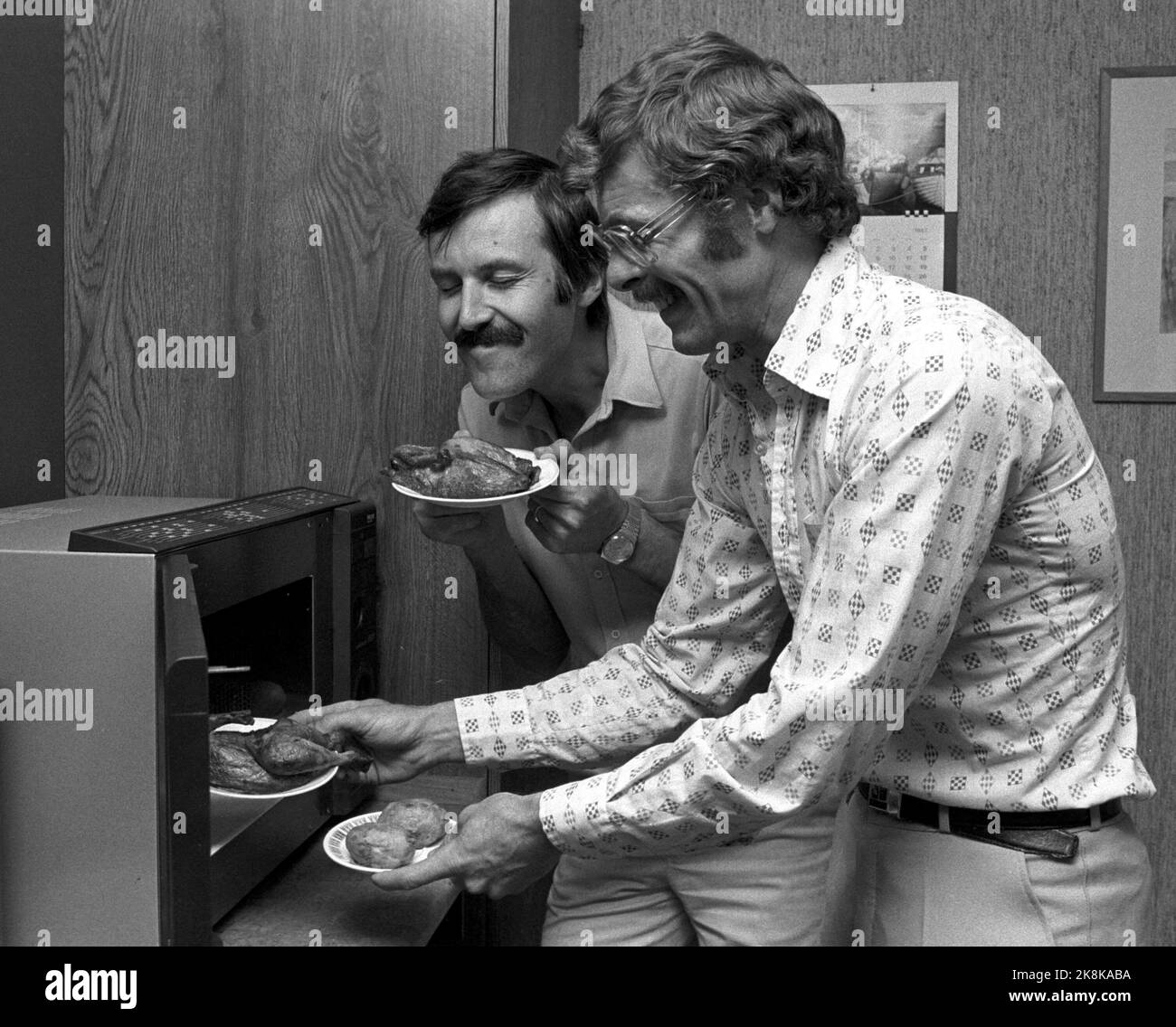 Oslo 27-6-1983. Microondas en NTB. Aquí están Sven Viker Kristiansen y Arne Børcke (TH) quienes calientan la comida. Foto: Bjørn Sigurdsøn, NTB / NTB Foto de stock