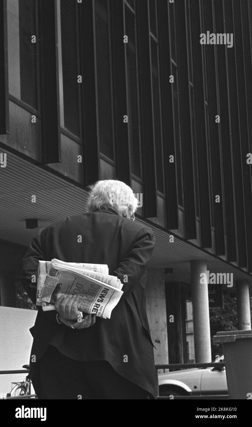 Bergen, 17 de junio de 1993. El aniversario de Grieg. Edward Grieg habría cumplido 150 años este año. Aquí se ve a Sir Peter Ustinov que visita Bergen en relación con el aniversario. Le da la espalda al fotógrafo y tiene periódicos en sus manos. Foto: Marit Hommedal / NTB / NTB Foto de stock