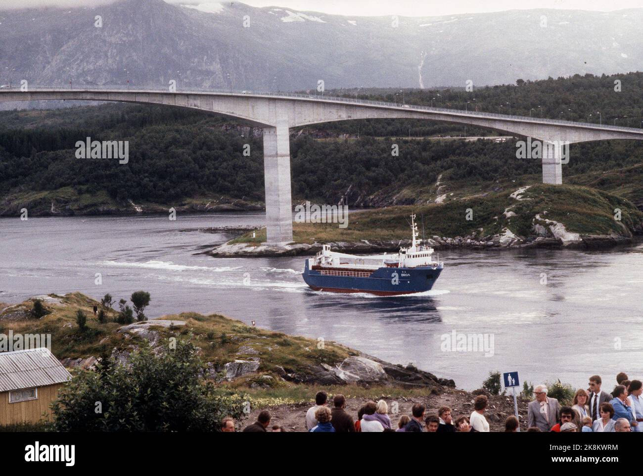 1982. Barco en Saltstraumen, Nordland. Marea en el estrecho entre Saltfjorden y Skjerstadfjorden al sur de Bodø. El más fuerte del mundo Malstrøm. Puente sobre el estrecho. NTB Stock Foto: Erik Thorberg / NTB Foto de stock