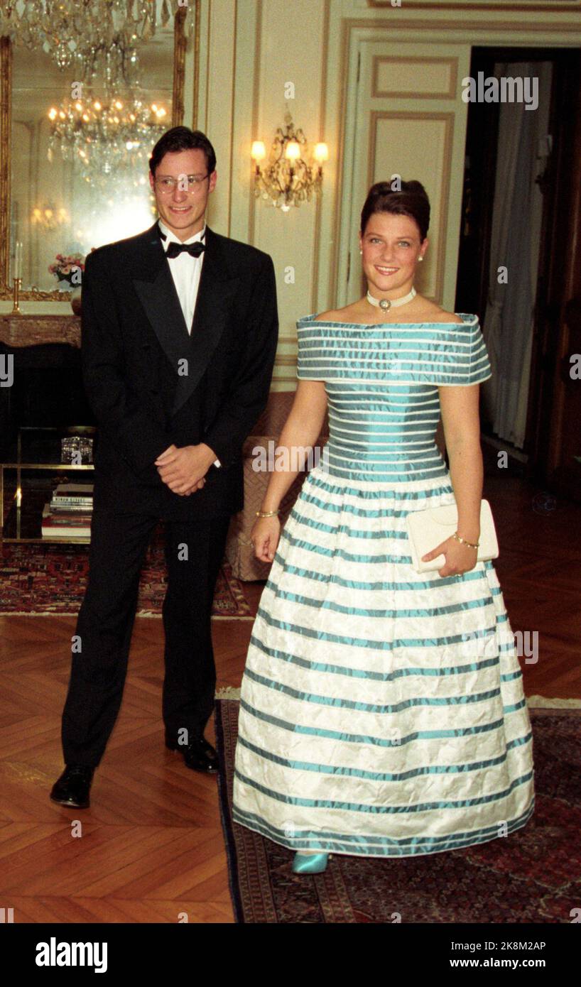 París 19940923. La reina Sonja, el príncipe heredero Haakon y la princesa Märtha Louise en París con ocasión de bodas en la familia Duch de Luxemburgo. La imagen: La embajada noruega celebra una cena de gala para la familia real noruega (NB: El rey Harald no estaba incluido) en conexión con su estancia en Francia. Aquí el Príncipe Heredero Haakon y la Princesa Märtha Louise. La princesa en el vestido de bilis en blanco con rayas azules brillantes. Foto: Lise Åserud / Piscina / NTB Foto de stock