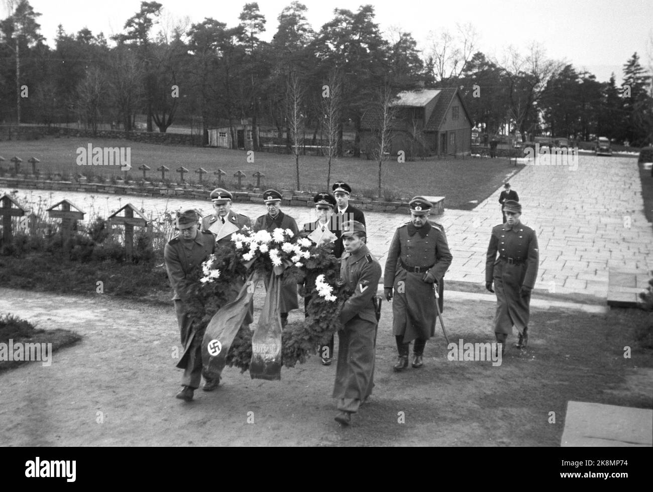 Oslo 1942-12-12 El Gesandt Alemán en Dinamarca, Best (Karl Rudolf Werner Best) Cruzando el cementerio de los soldados alemanes en Ekeberg Los alemanes utilizaron el cementerio de Ekeberg durante toda la guerra. Muchos soldados alemanes fueron enterrados aquí, incluyendo los muertos de Blücher. Foto: Aage Kihle / NTB *** Foto no procesada ***** Foto de stock