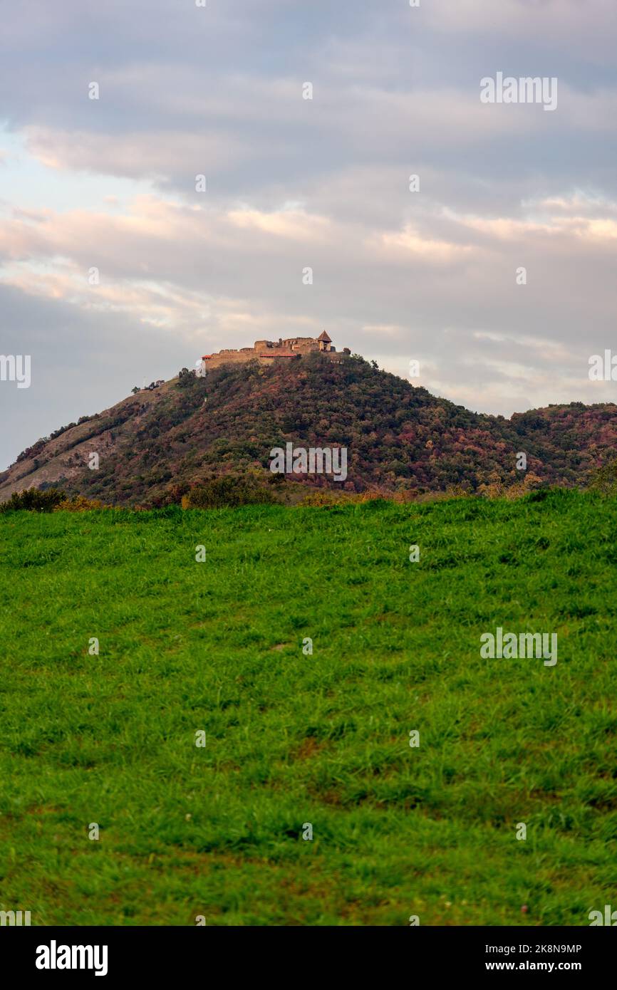 Castillo de Visegard en la colina de Hungría en la curva del Danubio con las montañas y colinas de Pilis Foto de stock