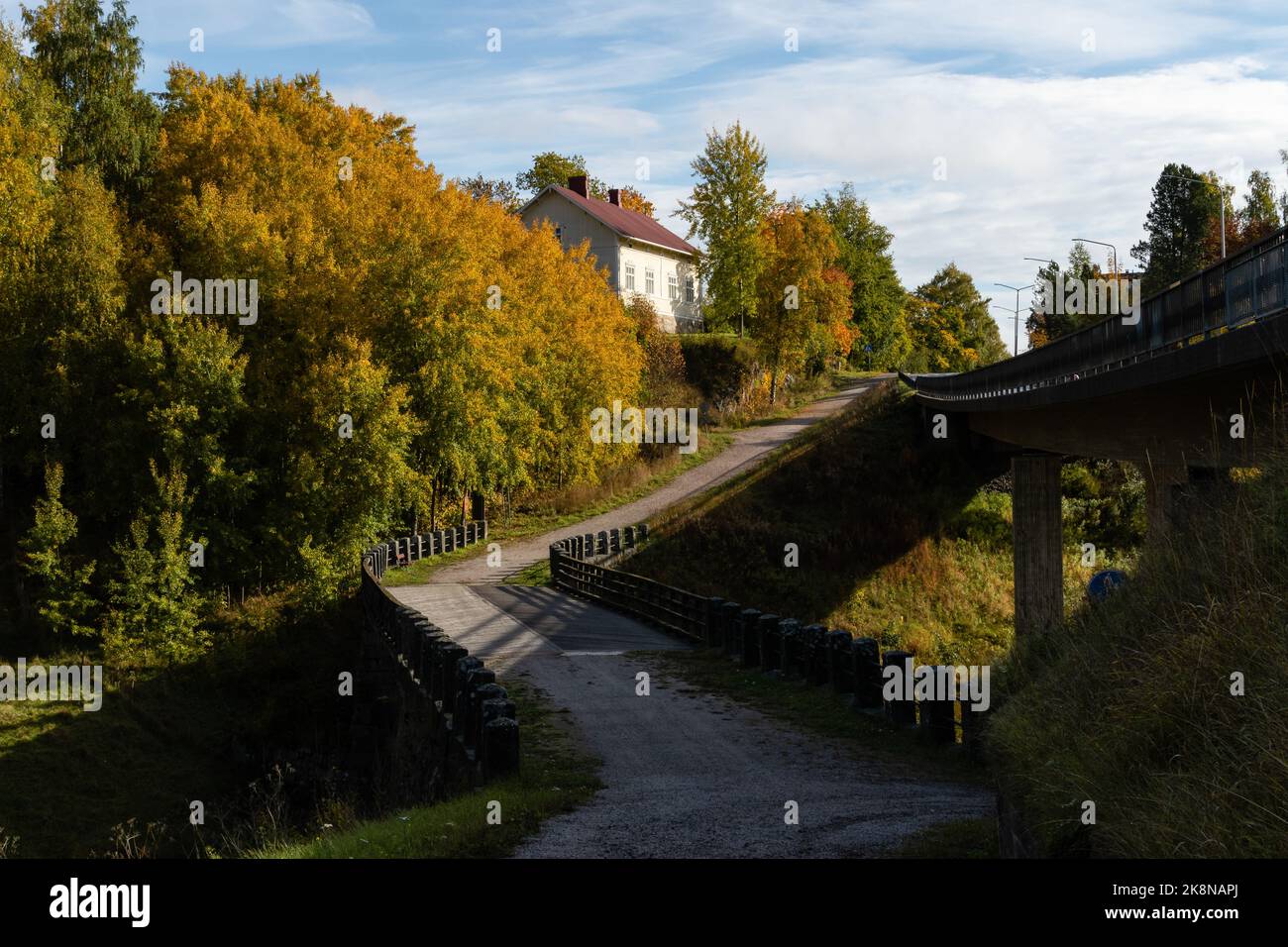 Puente antiguo Halikko, construido en 1866. Histórico puente museo en Salo, Finlandia, con árboles en colores otoñales Foto de stock