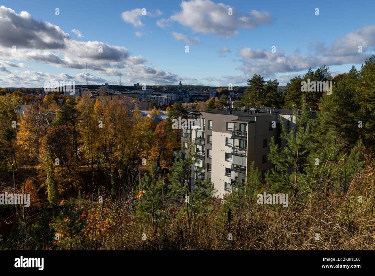 Lahti, Finlandia en colores otoñales. Paisaje urbano en el fondo y edificio de apartamentos en primer plano Foto de stock