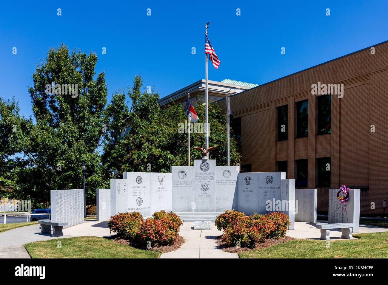 ASHEBORO, NC, EE.UU.-26 DE SEPTIEMBRE de 2022: War Memorial, junto al Tribunal del Condado de Randolph. Foto de stock