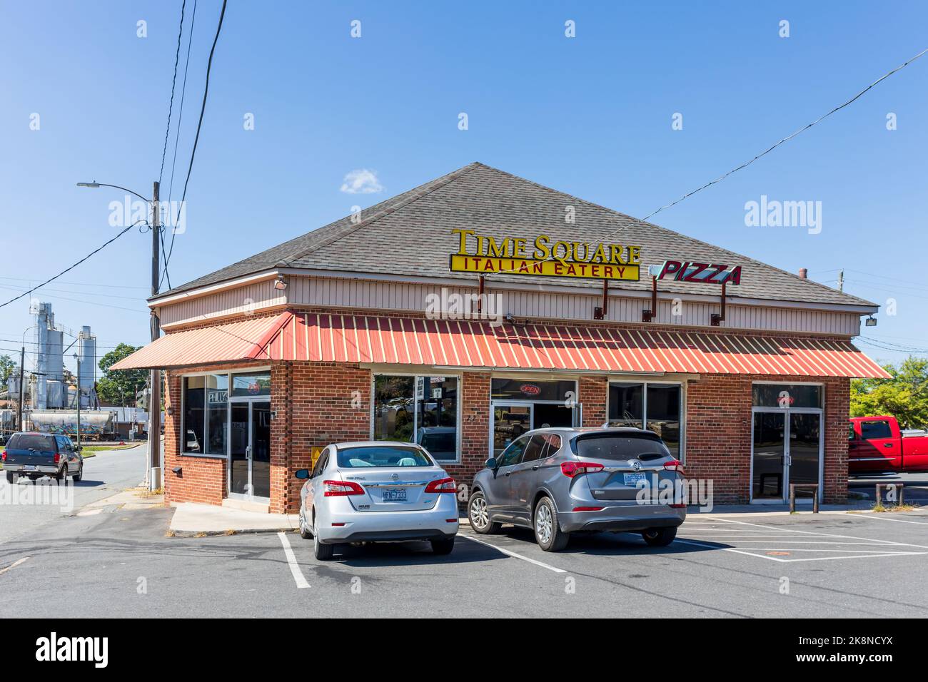ASHEBORO, NC, EE.UU.-26 SEPT 2022: Restaurante italiano Time Square, edificio, letrero y estacionamiento. Foto de stock