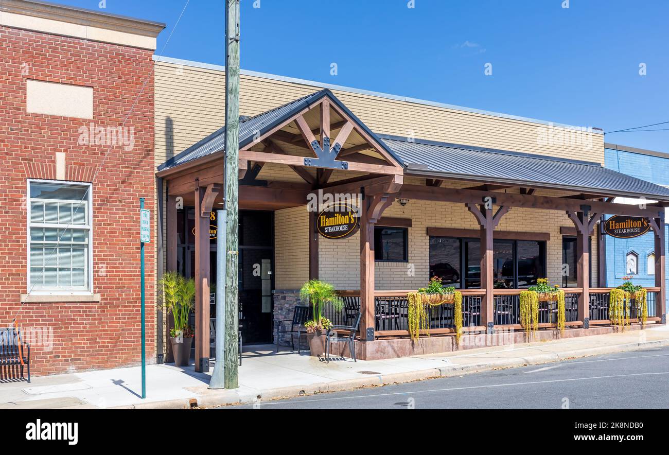 ASHEBORO, NC, EE.UU.-26 DE SEPTIEMBRE de 2022: Hamilton's Steakhouse, edificio y letrero. Asientos al aire libre. Foto de stock