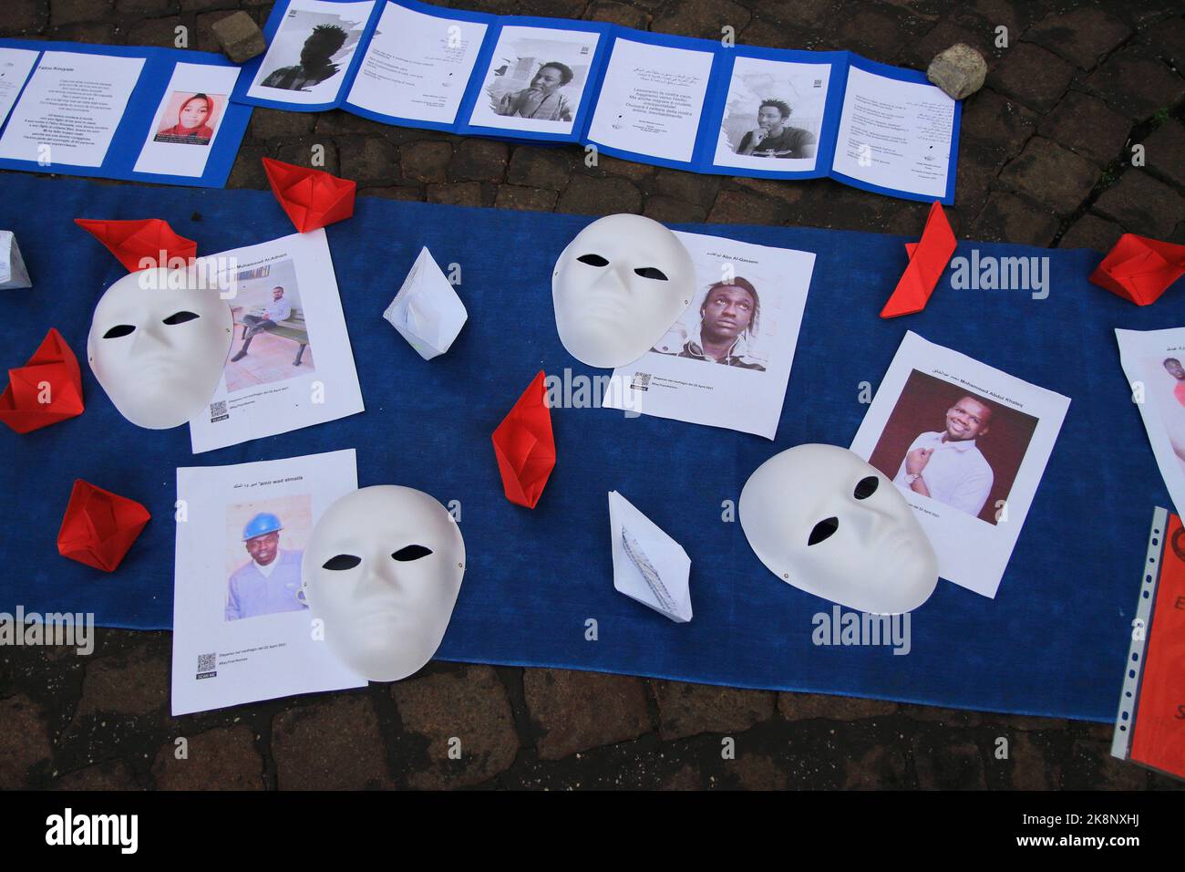Los pueblos protestan contra la renovación del Memorándum, un acuerdo entre Italia y Libia sobre la gestión del flujo de migrantes . Máscaras blancas . Foto de stock
