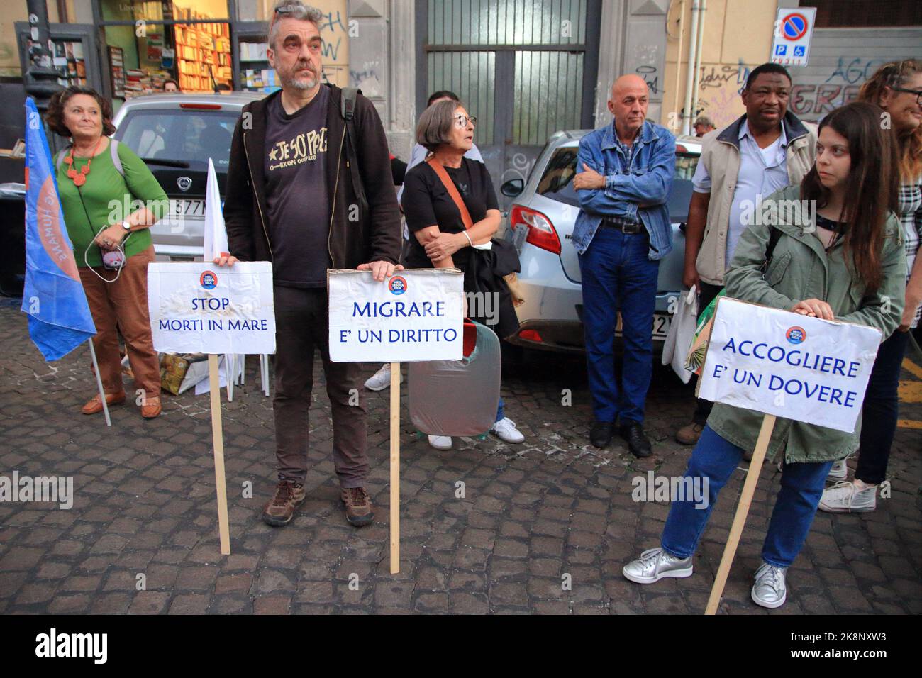 Los pueblos protestan contra la renovación del Memorándum, un acuerdo entre Italia y Libia sobre la gestión de los migrantes .Personas con signos. Foto de stock