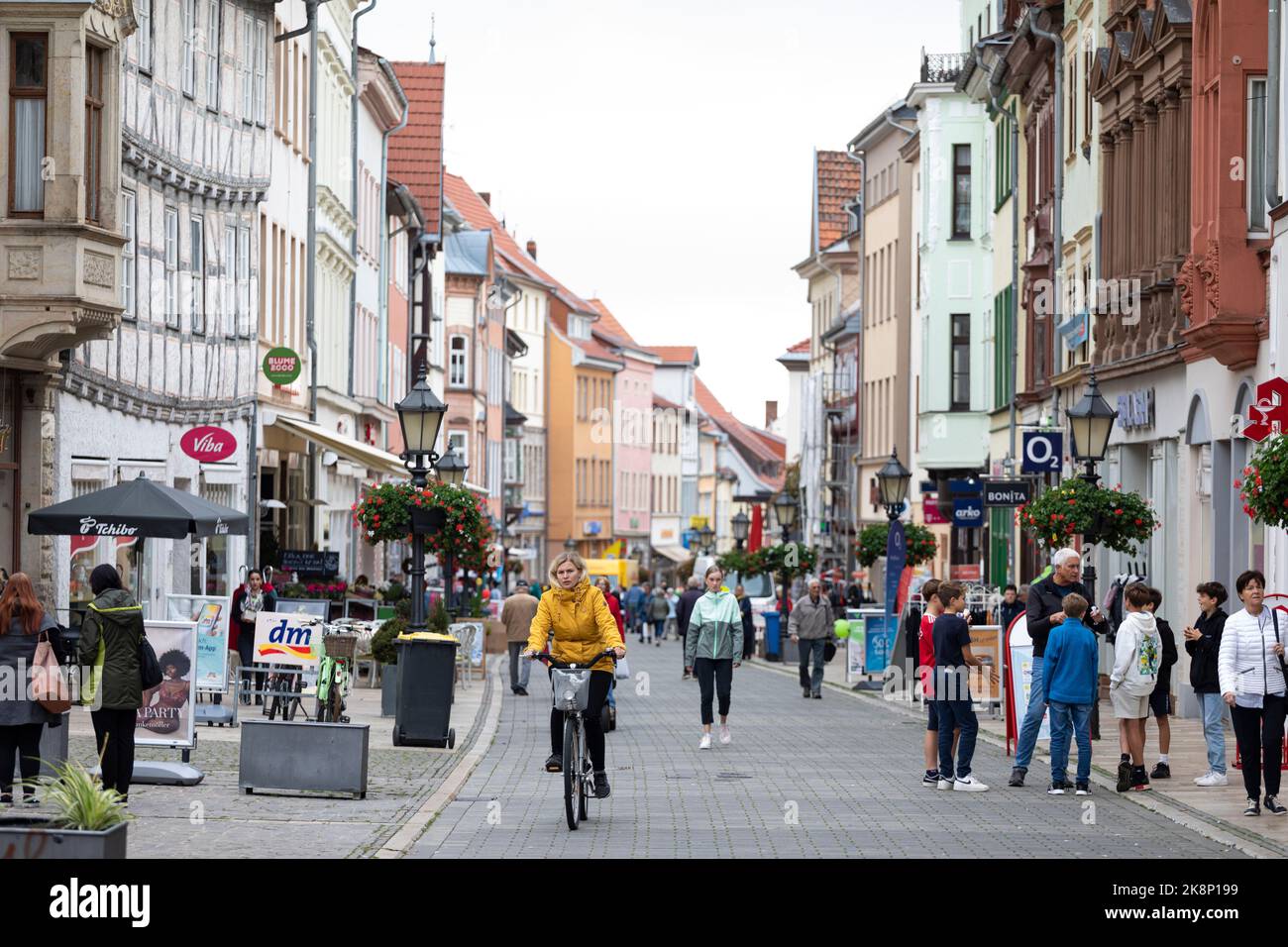 Calle comercial en el centro de la ciudad de Mühlhausen, Turingia, Alemania Foto de stock