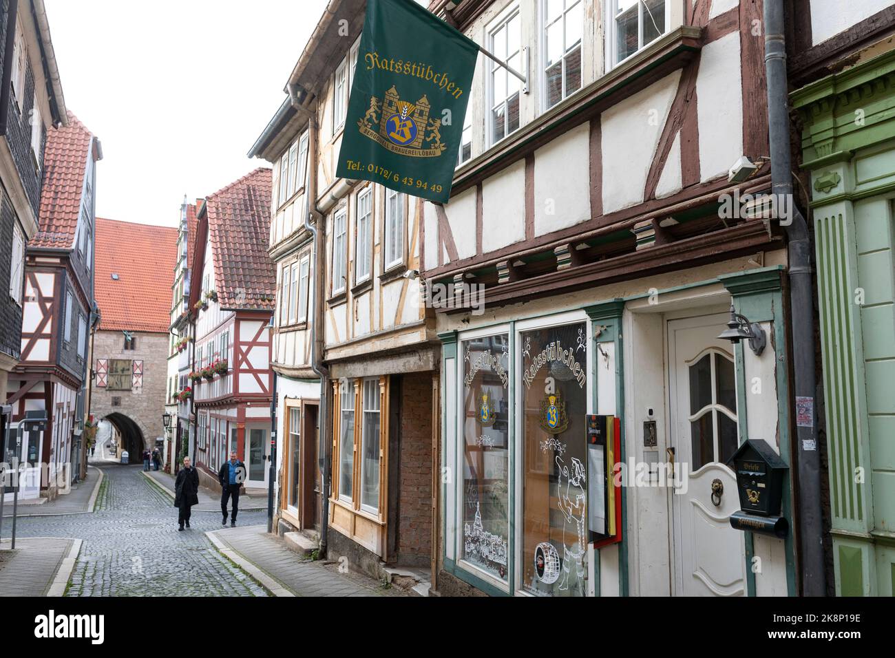 Estrechas calles medievales con antiguas casas de entramado de madera y tiendas en Muhlhausen, Alemania Foto de stock