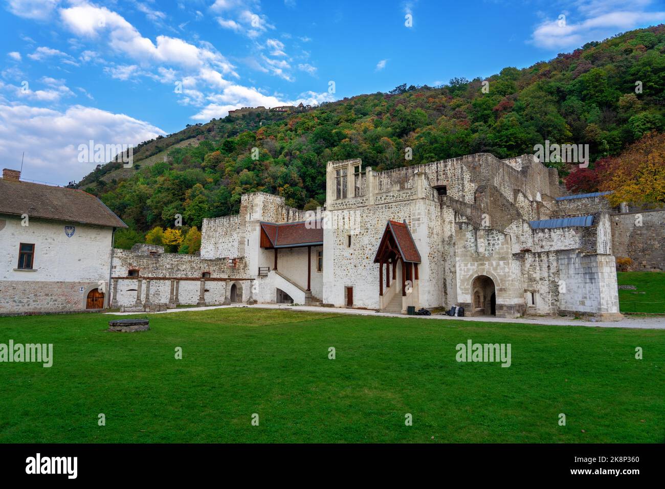 Edificio del palacio del rey húngaro en Visegrad Hungría con el castillo en la colina Foto de stock