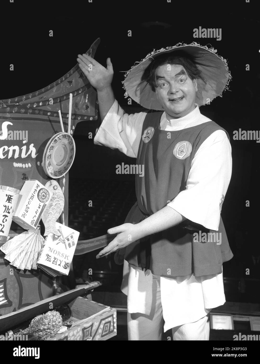 Oslo 19580201. El actor Willie Hoel juega en la obra 'The Earth Round' con Leif Juster. Aquí en sombrero de paja como vendedor de souvenirs chino-noruego. Foto: Kaare Nymark Current / NTB Foto de stock