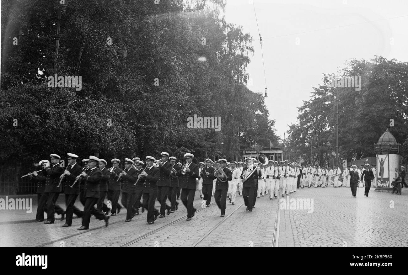 Oslo 19370910 Las tripulaciones de los buques de guerra noruegos en marcha en la visita de la flota a Oslo. Foto: NTB. Foto de stock