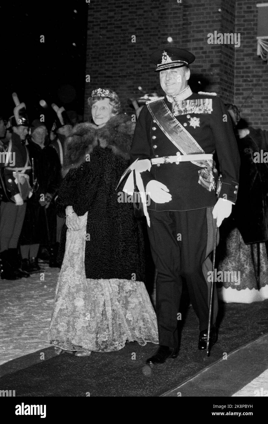 Asker 19610112. La boda de la princesa Astrid. El rey Olav sale de la iglesia Asker con uno de los invitados, Hofjægermesterinde Dagmar Castenskiold, hermana del rey Haakon y tía abuela de la novia. El rey del uniforme, Castenskiold llevando diadem / tiara. (La tiara es idéntica al Bar Marie Cavallier cuando se casó con el Príncipe Joachim de Dinamarca el 24 de mayo de 2008) Foto: NTB / NTB Foto de stock