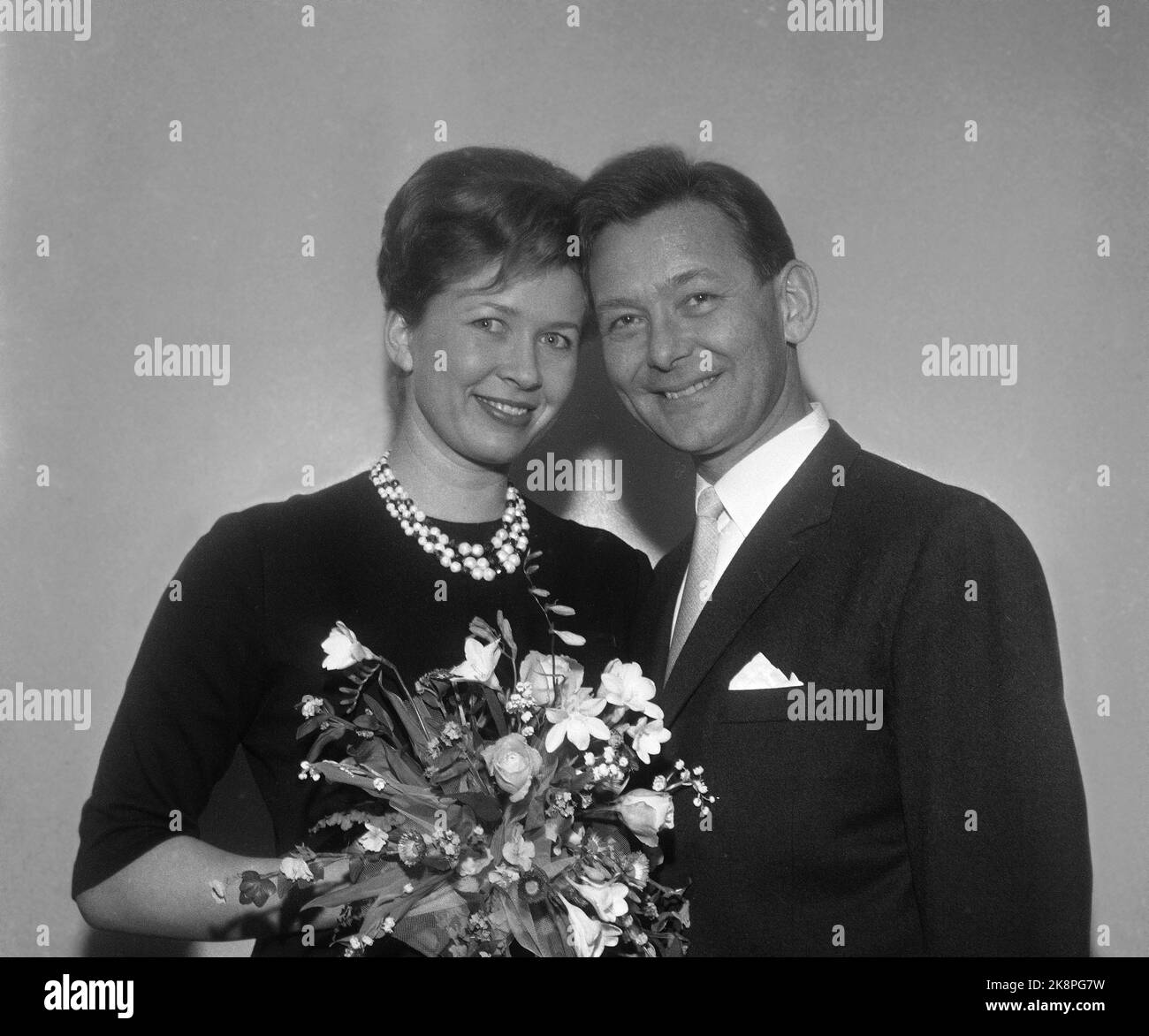 Oslo 19620312 ha vuelto a encontrar el amor en NRK en Marienlyst. Los secretarios de programa Odd Grythe y Ada Haug se están casando. Aquí los dos juntos. Foto: NTB / NTB Foto de stock