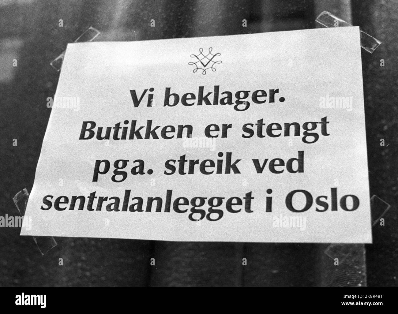 Oslo Noviembre 1982. Huelga de monopolio del vino. La huelga más prolongada del país en la posguerra duró 14 semanas. Aquí las señales en la ruta en el Vinmonopolet 'Lo sentimos. El cartel de la ruta está escrito' Lo sentimos. La tienda está cerrada debido a. Huelga en la central de Oslo ”. Foto: Henrik Laurvik / NTB Foto de stock