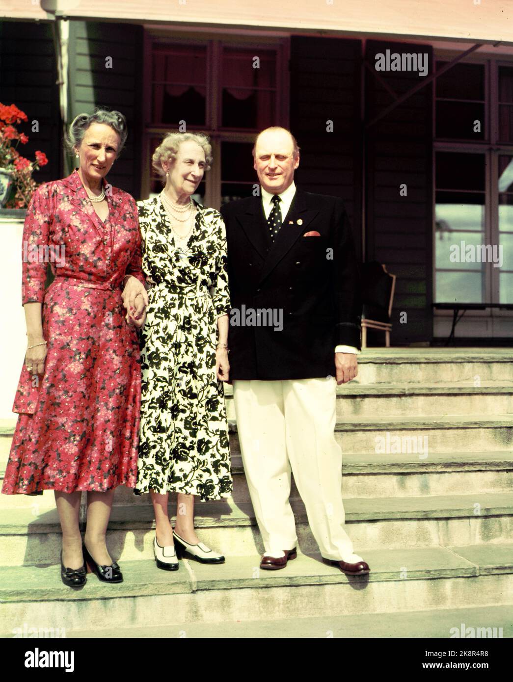 Oslo 19530802 Desde V: La Princesa Märtha, la Princesa Ingeborg y el Príncipe Olav juntos en Skaugum. La Princesa Ingeborg de Suecia celebró su 75th cumpleaños en Skaugum. Foto: NTB / NTB Foto de stock